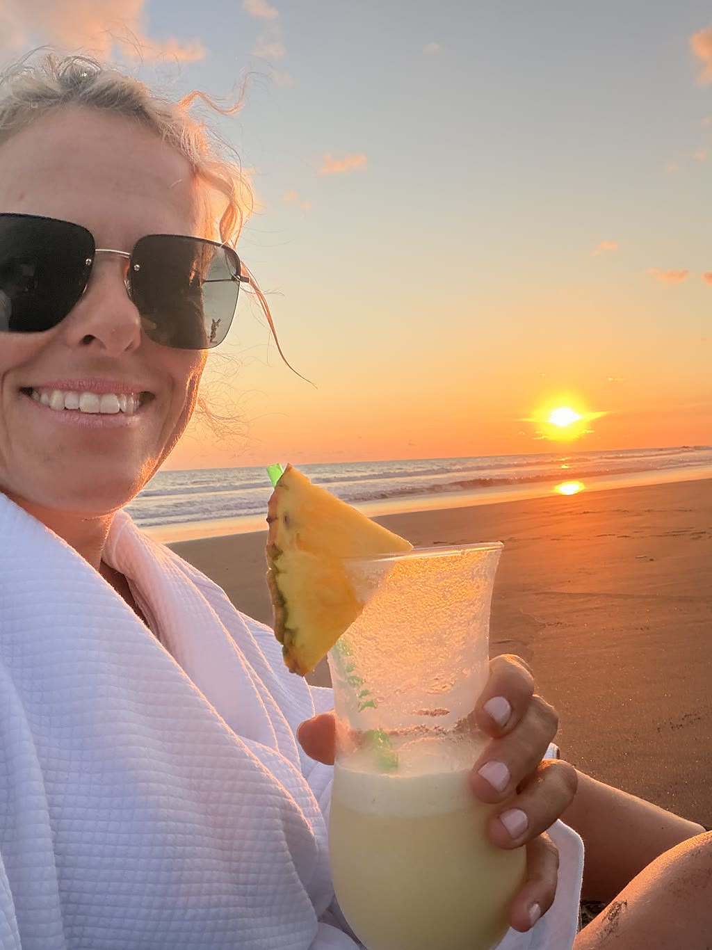 Piña Colada bei Sonnenuntergang