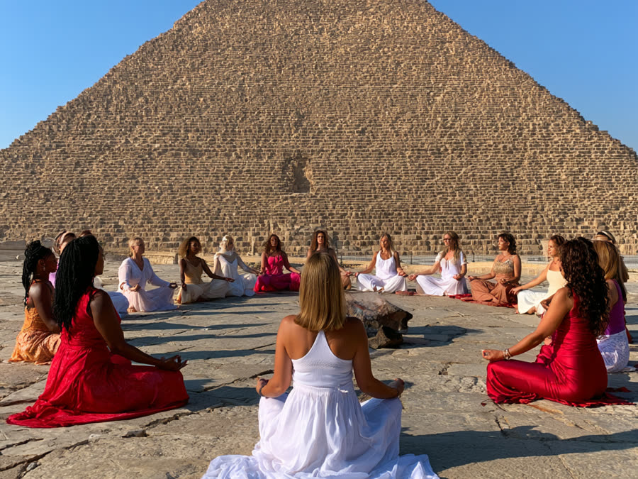 Kreis vor der Pyramide
