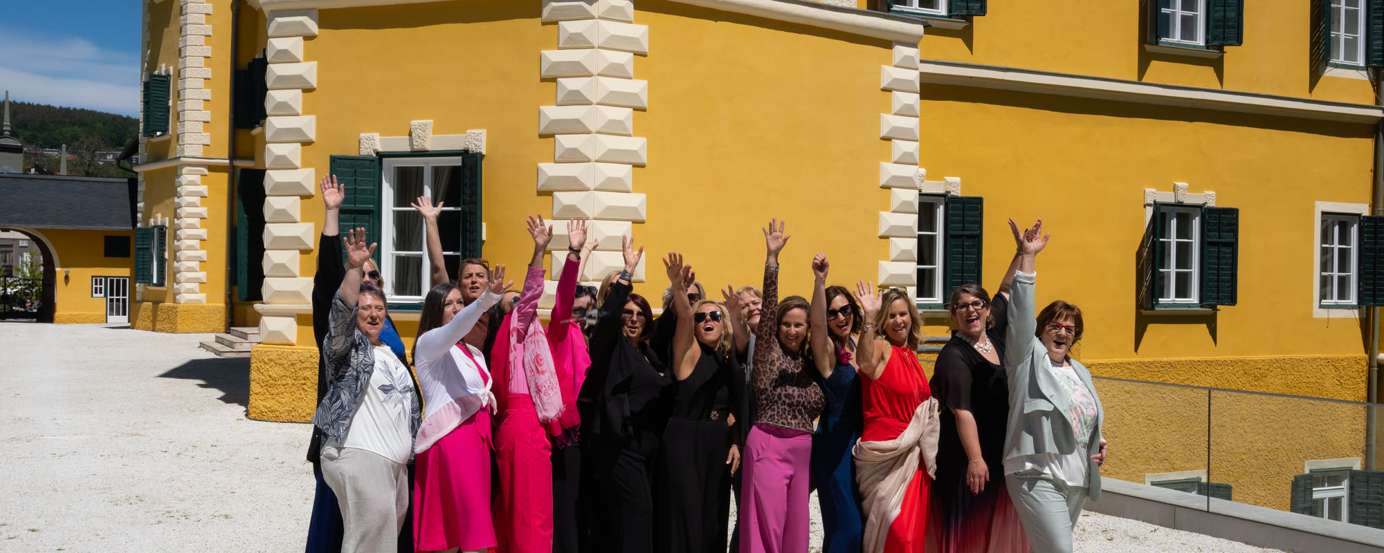 Die Gruppe vor dem Schloss am Wörthersee
