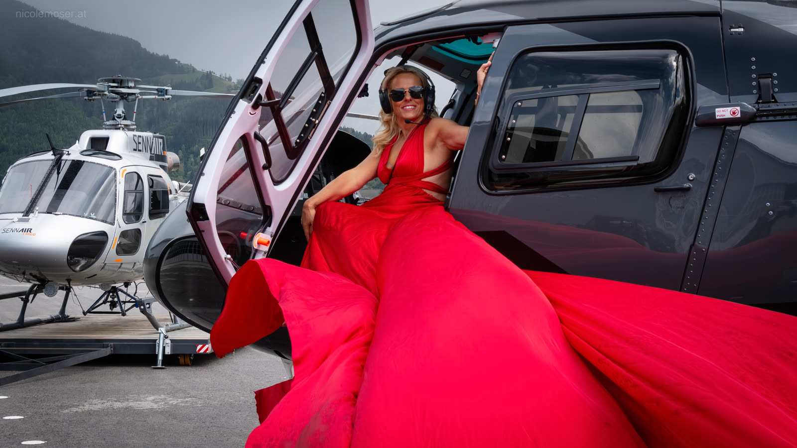 Ilse im roten Kleid am Hubschrauber