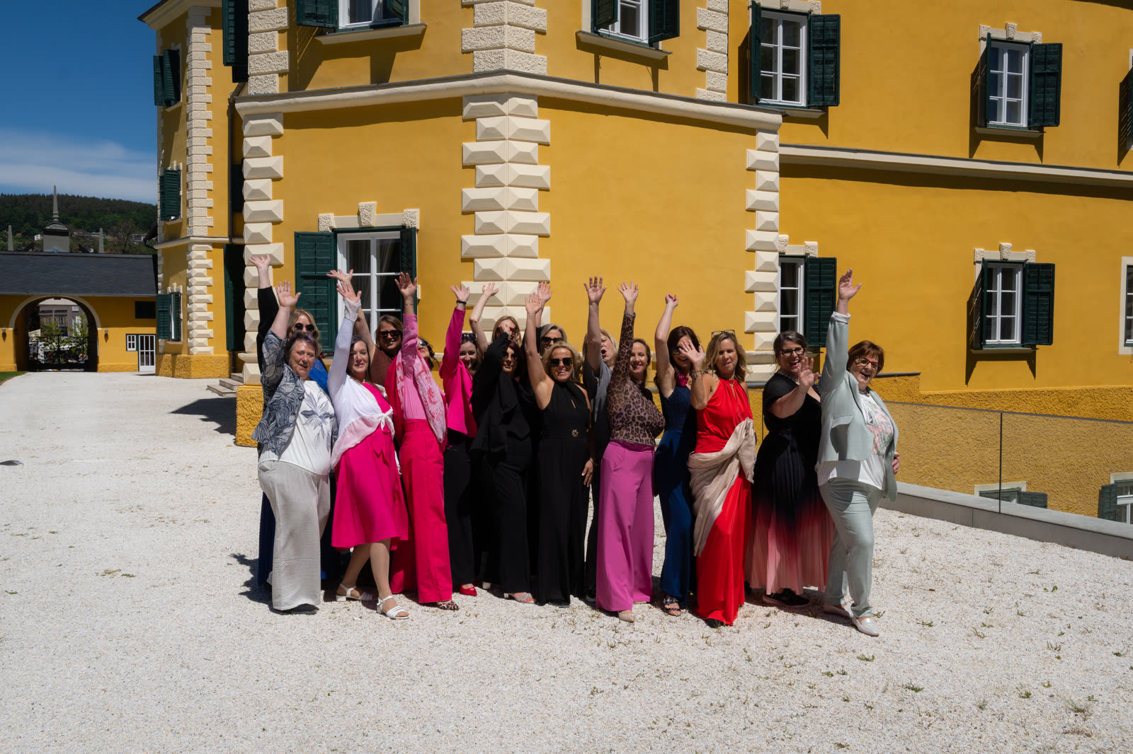 Die Gruppe vor dem Schloss am Wörthersee
