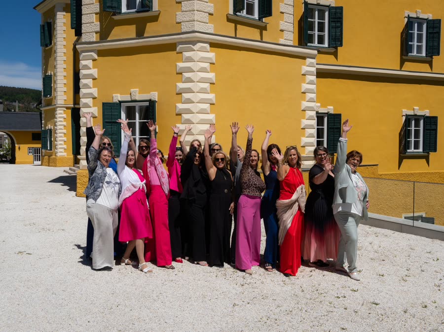 Die Gruppe vor dem Schloss