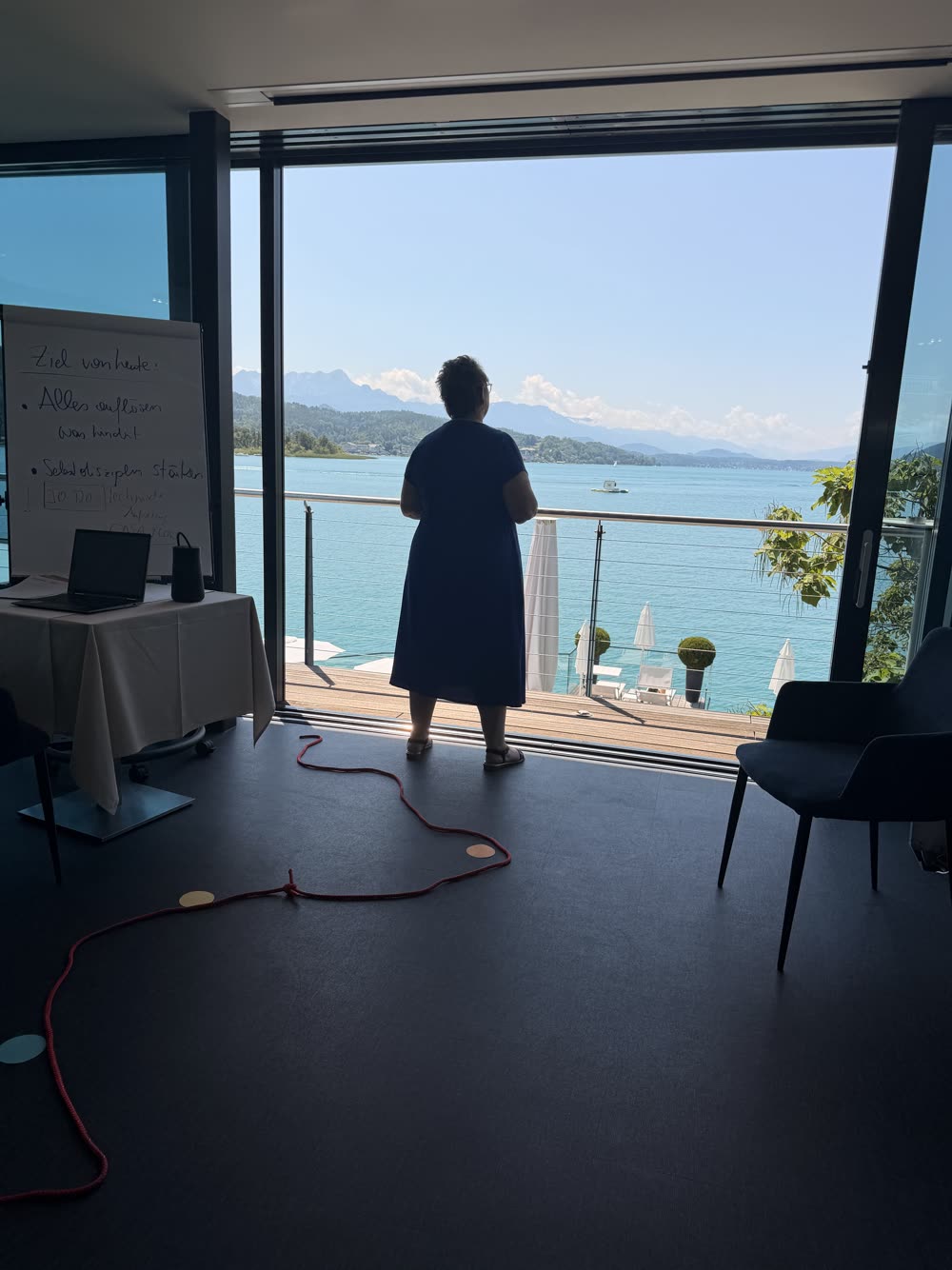 Blick aus dem Glaspavillon auf den Wörthersee