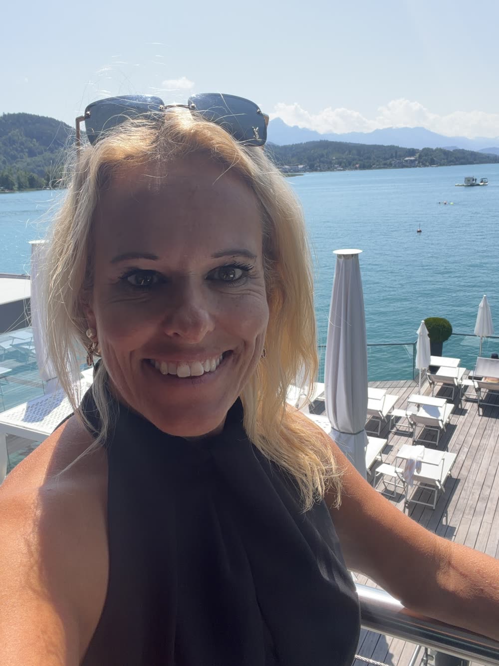Ilse auf der Terrasse über dem See